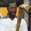 Will.i.am participe au relais olympique en portant la flamme olympique et le numéro 109 le 21 mai 2012 dans les rues de Tauton dans le Somerset