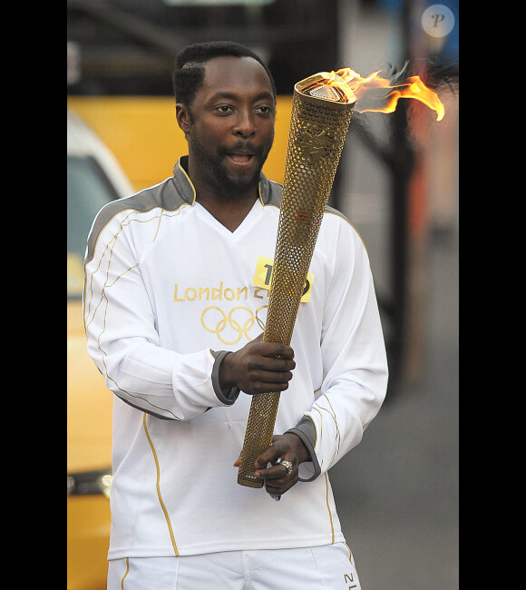 Will.i.am participe au relais olympique en portant la flamme olympique et le numéro 109 le 21 mai 2012 dans les rues de Tauton dans le Somerset