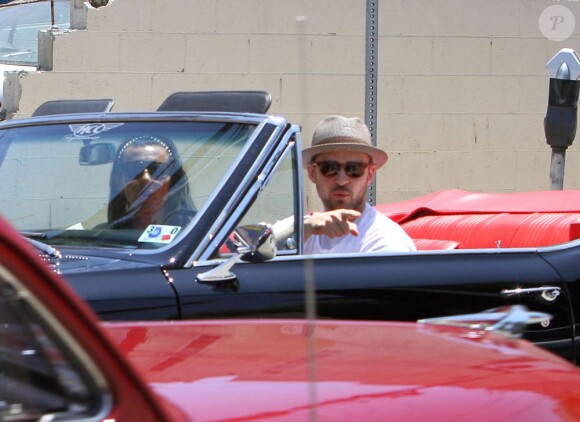Justin Timberlake et sa fiancée Jessica Biel se baladent dans une superbe Pontiac, dans les rues de Los Angeles le 22 mai 2012