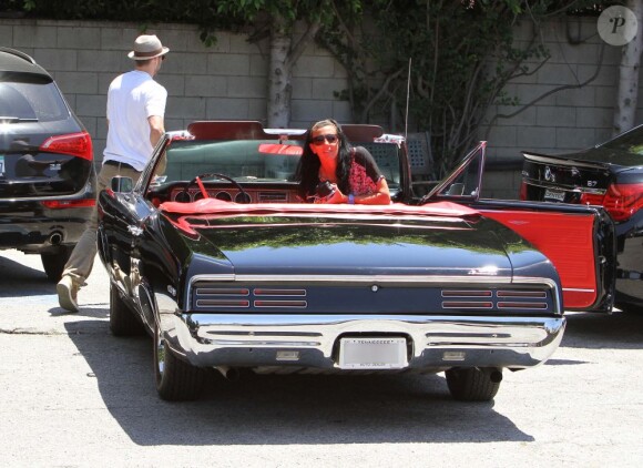 Jessica Biel, souriante, et Justin Timberlake se baladent dans une superbe Pontiac, dans les rues de Los Angeles le 22 mai 2012