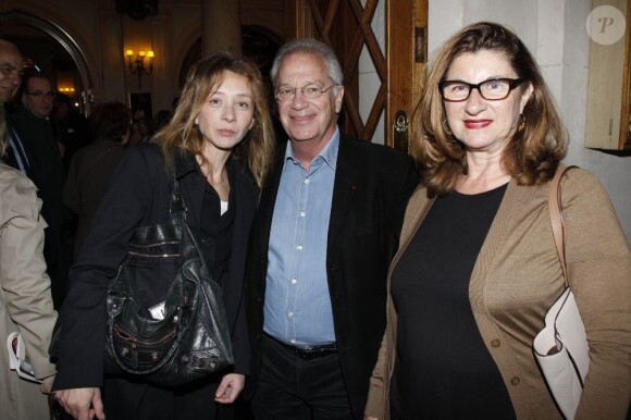 Sylvie Testud, Bernard Murat et sa femme à la dernière représentation du Dindon, au théâtre Edouard-VII, à Paris, le 22 mai 2012.