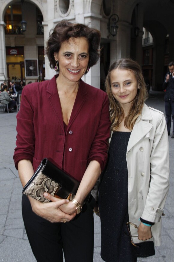 Inès de la Fressange et sa fille Violette à la dernière représentation du Dindon, au théâtre Edouard-VII, à Paris, le 22 mai 2012.