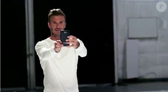 David Beckham dans une nouvelle campagne de pub pour une marque de smartphone joue L'hymne à la joie balle au pied