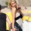 Paris Hilton se rend sur une plage de Cannes pour une séance photo, le jeudi 24 mai 2012.