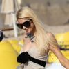 Paris Hilton se rend sur une plage de Cannes pour une séance photo, le jeudi 24 mai 2012.