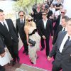 Paris Hilton se roule dans le sable pour un shooting photo à Cannes, le jeudi 24 mai 2012.