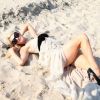 Paris Hilton se roule dans le sable pour un shooting photo à Cannes, le jeudi 24 mai 2012.