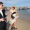 Paris Hilton se roule dans le sable pour un shooting photo à Cannes, le jeudi 24 mai 2012.