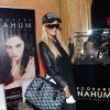 Paris Hilton fait une escale chez le joaillier Edouard Nahum, à Cannes.