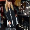 Paris Hilton fait une escale chez le joaillier Edouard Nahum, à Cannes.