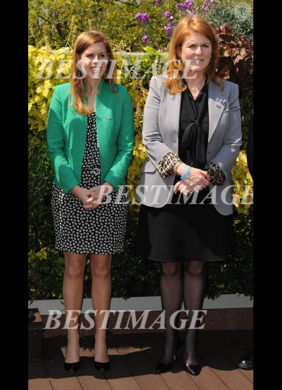 La princesse Beatrice et sa mère Sarah Ferguson inauguraient le 22 mai 2012 un nouveau service de cancérologie pour adolescents au Royal Marsden Hospital, dans le Surrey.