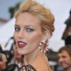 Anja Rubik sur les marches du Palais pour la projection de Cosmopolis lors du 65e Festival de Cannes le 25 mai 2012