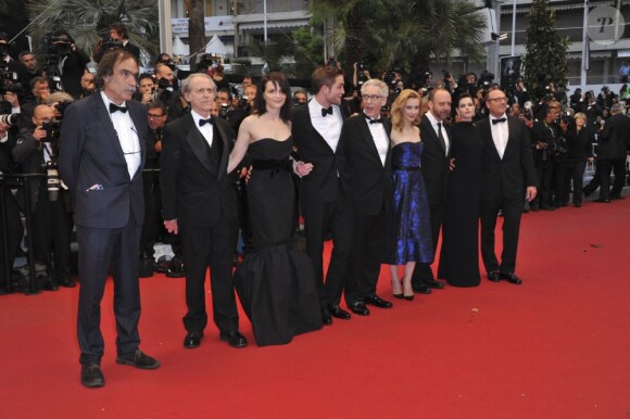 Le casting de Cosmopolis sur les marches du Palais pour la projection de Cosmopolis lors du 65e Festival de Cannes le 25 mai 2012