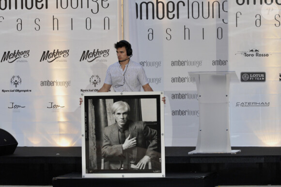 Le prince Albert s'est offert une photo d'Andy Warholl lors du Amber Lounge Fashion Show à l'hôtel Le Médirien à Monaco le 25 mai 2012