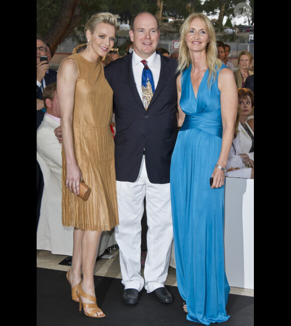 Le prince Albert entouré de Charlene de Monaco et Sonia Ervine lors du Amber Lounge Fashion Show le 25 mai 2012 au Meridien Beach Plaza à Monaco