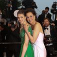 Andie Macdowell en Giorgio Armani et sa fille Sarah Margaret Qualley en Elie Saab lors de la montée des marches de la cérémonie de clôture du Festival de Cannes 2012. Le 27 mai 2012.