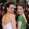 Andie Macdowell en Giorgio Armani et sa fille Sarah Margaret Qualley en Elie Saab lors de la montée des marches de la cérémonie de clôture du Festival de Cannes 2012. Le 27 mai 2012.