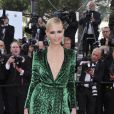 Anna Falchi adopte la robe fendue sexy au Festival de Cannes 2012.