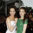 Sarah Margaret Qualley avec sa mère Andie MacDowell adopte une robe fendue sexy Elie Saab au Festival de Cannes 2012.
