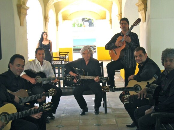 Daniel Guichard et Chico & The Gypsies tournent au Patio de Camargue à Arles le clip de la chanson Le Gitan, le 28 mai 2012.