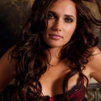 Larisa Fraser : la jolie brune en lingerie coquine ose toutes les fantaisies