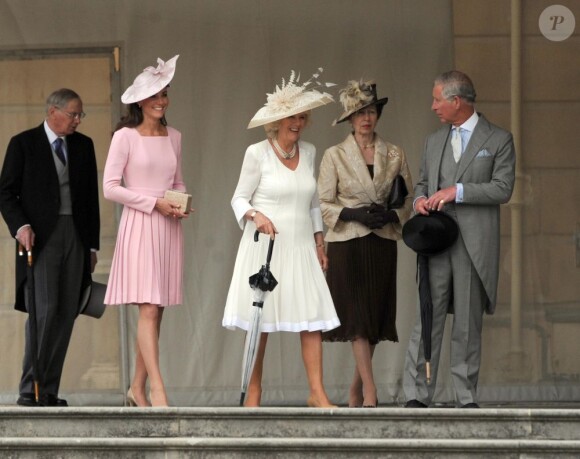 Kate Middleton a fait équipe avec le prince Charles et Camilla Parker Bowles lors de la deuxième garden party à Buckingham Palace, le 29 mai 2012, dans le cadre des célébrations du jubilé de diamant de la reine Elizabeth II. La duchesse de Cambridge porte la même robe Emilia Wickstead que précédemment pour le déjeuner de la souveraine à Windsor, le 18 mai, et un chapeau Jane Corbett.