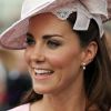 Kate Middleton lors de la deuxième garden party à Buckingham Palace, le 29 mai 2012, dans le cadre des célébrations du jubilé de diamant de la reine Elizabeth II. La duchesse de Cambridge porte la même robe Emilia Wickstead que précédemment pour le déjeuner de la souveraine à Windsor, le 18 mai, et un chapeau Jane Corbett.