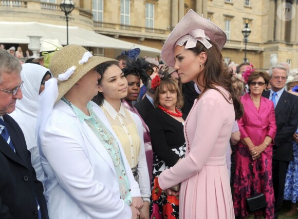 Kate Middleton lors de la deuxième garden party à Buckingham Palace, le 29 mai 2012, dans le cadre des célébrations du jubilé de diamant de la reine Elizabeth II. La duchesse de Cambridge porte la même robe Emilia Wickstead que précédemment pour le déjeuner de la souveraine à Windsor, le 18 mai, et un chapeau Jane Corbett.