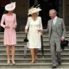 Kate Middleton a fait équipe avec le prince Charles et Camilla Parker Bowles lors de la deuxième garden party à Buckingham Palace, le 29 mai 2012, dans le cadre des célébrations du jubilé de diamant de la reine Elizabeth II. La duchesse de Cambridge porte la même robe Emilia Wickstead que précédemment pour le déjeuner de la souveraine à Windsor, le 18 mai, et un chapeau Jane Corbett.