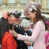 Il y avait la queue pour rencontrer Kate...
Kate Middleton lors de la deuxième garden party à Buckingham Palace, le 29 mai 2012, dans le cadre des célébrations du jubilé de diamant de la reine Elizabeth II. La duchesse de Cambridge porte la même robe Emilia Wickstead que précédemment pour le déjeuner de la souveraine à Windsor, le 18 mai, et un chapeau Jane Corbett.