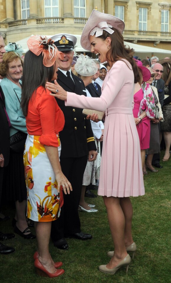 Il y avait la queue pour rencontrer Kate...
Kate Middleton lors de la deuxième garden party à Buckingham Palace, le 29 mai 2012, dans le cadre des célébrations du jubilé de diamant de la reine Elizabeth II. La duchesse de Cambridge porte la même robe Emilia Wickstead que précédemment pour le déjeuner de la souveraine à Windsor, le 18 mai, et un chapeau Jane Corbett.