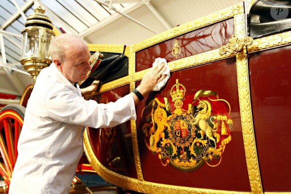 Aux écuries royales, on bichonne le State Landau pour le jubilé de diamant de la reine Elizabeth II.