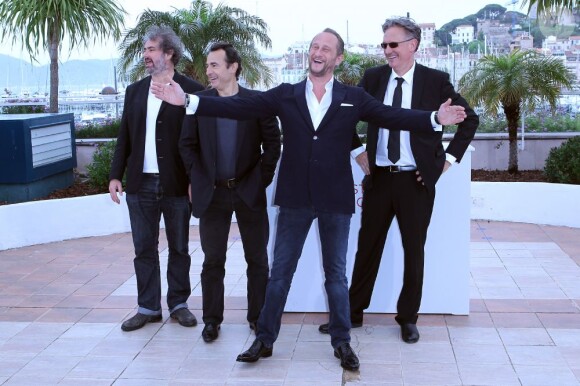 L'équipe du film Le Grand Soir en photocall durant le Festival de Cannes, le 22 mai 2012.