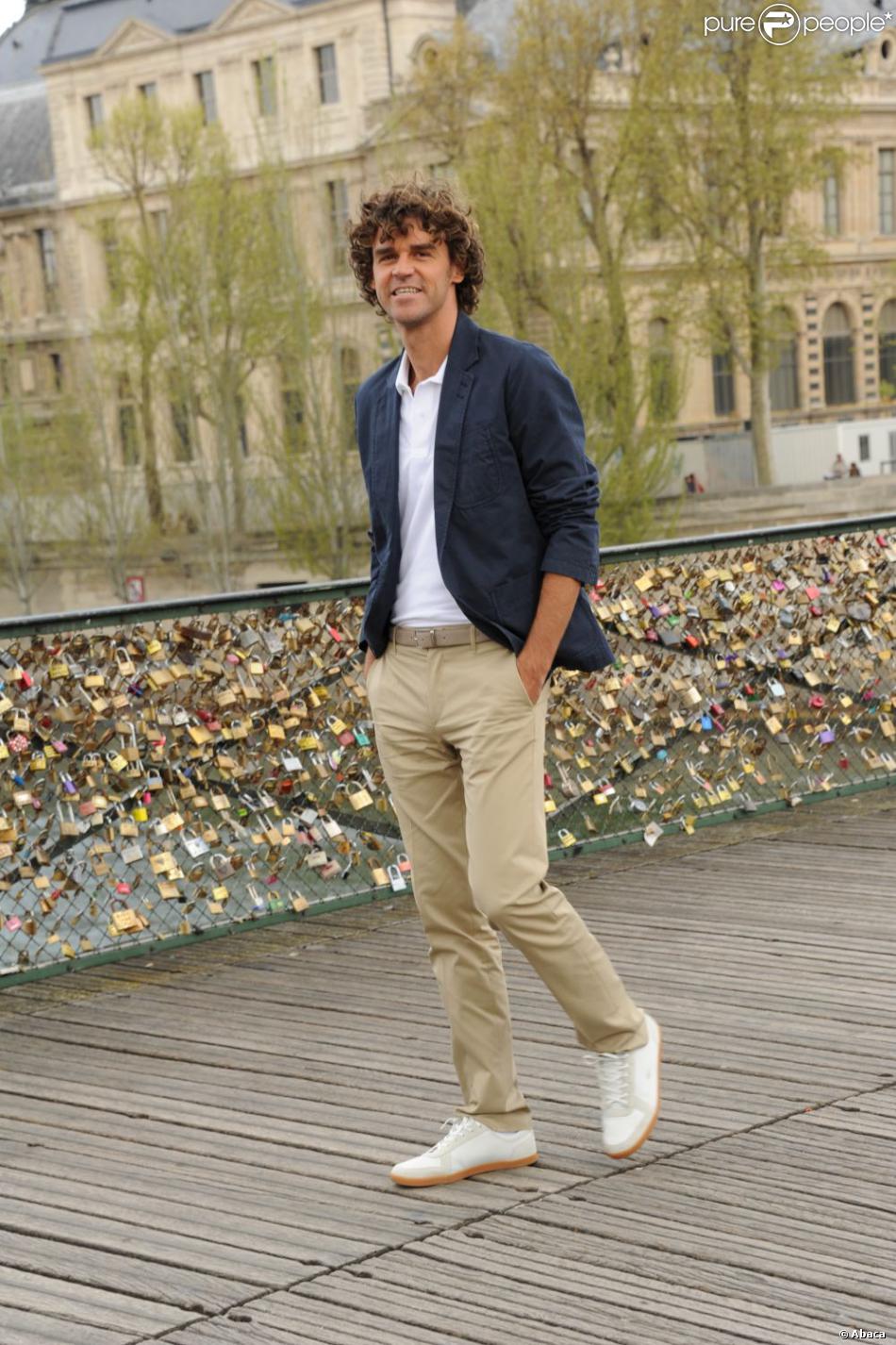 Gustavo Kuerten sur le pont des Arts à Paris, en plein tournage de sa vidéo pour Lacoste. Le 13 avril 2012.