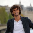 Gustavo Kuerten sur le pont des Arts à Paris, en plein tournage de sa vidéo pour Lacoste. Le 13 avril 2012.