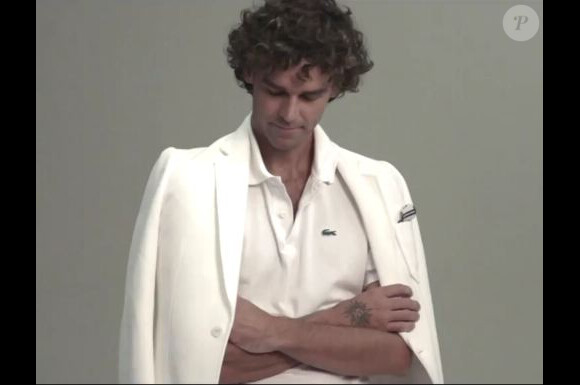 Gustavo Kuerten, habillé d'un polo blanc et d'une veste portée à l'Italienne sur son shooting pour Lacoste.