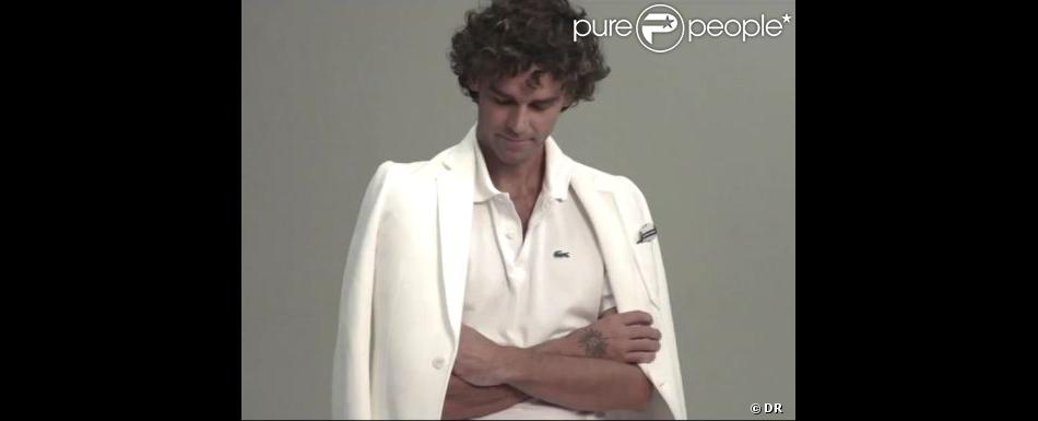 Gustavo Kuerten, habillé d&#039;un polo blanc et d&#039;une veste portée à l&#039;Italienne sur son shooting pour Lacoste.