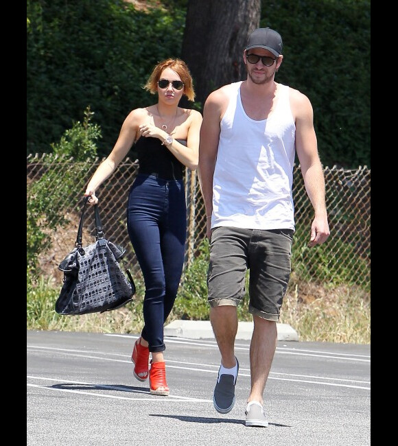 Miley Cyrus avec Liam Hemsworth, le dimanche 13 mai 2012.