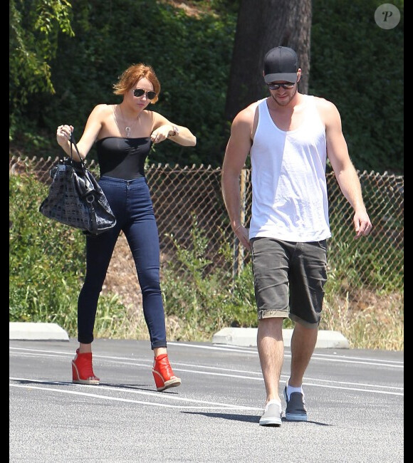 Miley Cyrus avec son chéri Liam Hemsworth, le dimanche 13 mai 2012.