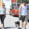 Miley Cyrus et Liam Hemsworth promènent leur chien Happy, le samedi 12 mai 2012, à Los Angeles.