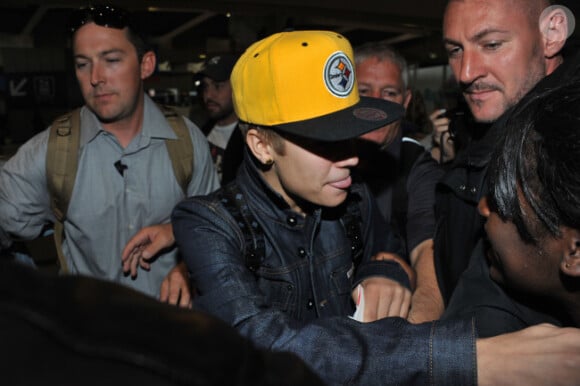 Justin Bieber arrive à Paris, le jeudi 31 mai 2012. Il y restera 48 heures.
