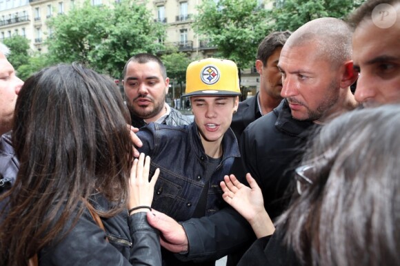 Justin Bieber arrive à l'aéroport Roissy-Charles de Gaulle, près de Paris, le jeudi 31 mai 2012.