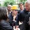 Justin Bieber arrive à l'aéroport Roissy-Charles de Gaulle, près de Paris, le jeudi 31 mai 2012. Sa venue est destinée à promouvoir l'album Believe, dans les bacs le 18 juin.