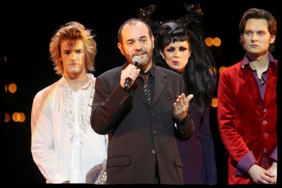 Thierry Suc et la troupe de Dracula, le spectacle musical de Kamel Ouali, à Paris, le 24 mars 2011.