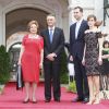 Le président portugais Anibal Cavaco Silva, sa femme Maria Alvaes Silva, avec le couple princier Felipe et Letizia d'Espagne lors d'un dîner au palais de Queluz au Portugal le 31 mai 2012
