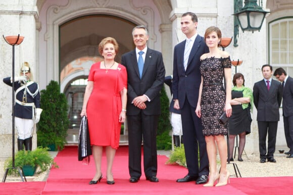 Le président portugais Anibal Cavaco Silva, sa femme Maria Alvaes Silva, avec le couple princier Felipe et Letizia d'Espagne lors d'un dîner au palais de Queluz au Portugal le 31 mai 2012