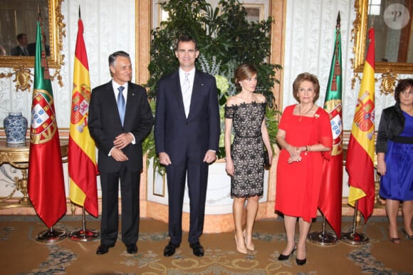 Le président portugais Anibal Cavaco Silva, Felipe d'Espagne, son épouse Letizia et Maria Alvaes Silva, femme du président, lors d'un dîner au palais de Queluz au Portugal le 31 mai 2012
