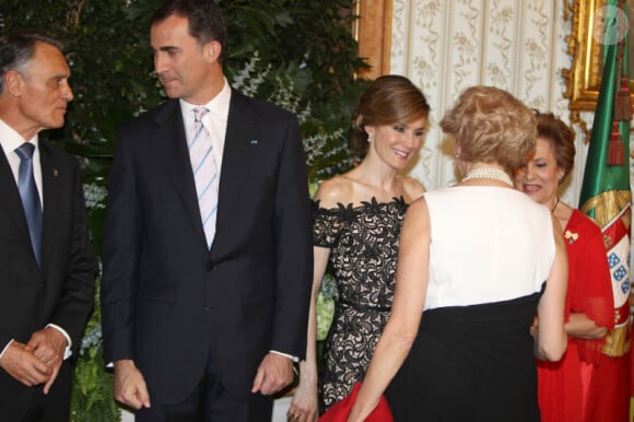 Le couple princier Felipe et Letizia d'Espagne lors d'un dîner au palais de Queluz au Portugal le 31 mai 2012