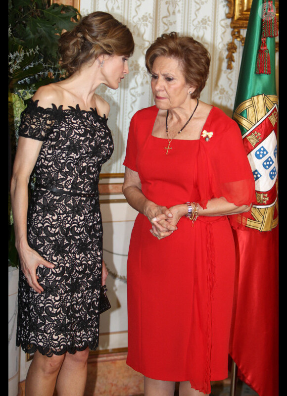 Letizia d'Espagne et l'épouse du président portugais, Maria Alvaes Silva lors d'un dîner au palais de Queluz au Portugal le 31 mai 2012