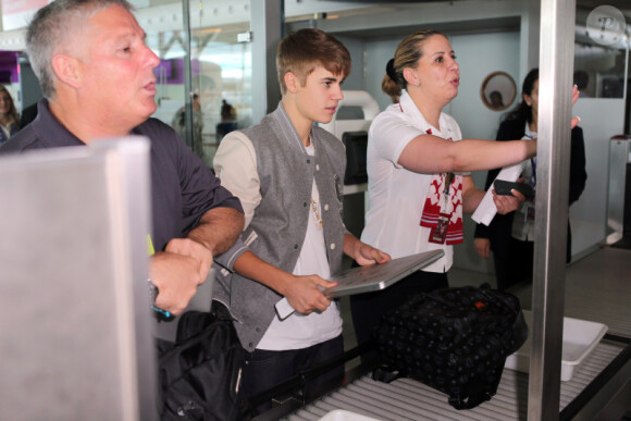Justin Bieber arrive à l'aéroport de Milan, le samedi 2 juin 2012.